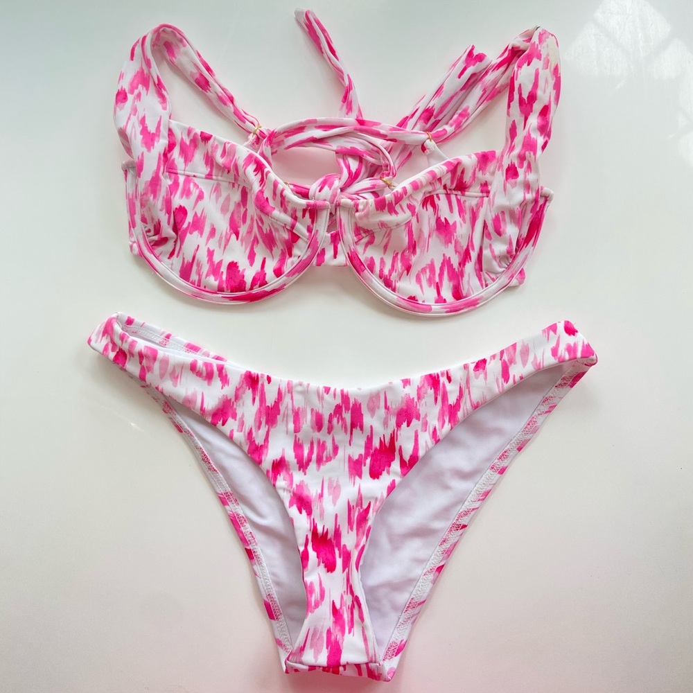 BEACH BUNNY BIKINI NEVER WORN